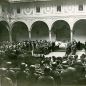 Perc. 2. Tema 2, Foto A, Il cortile con gli invitati